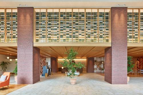 Blick auf die Lobby eines Hotels mit einem großen Gebäude in der Unterkunft Mitsui Garden Hotel Kashiwa-no-ha Park Side - Chiba in Kashiwa