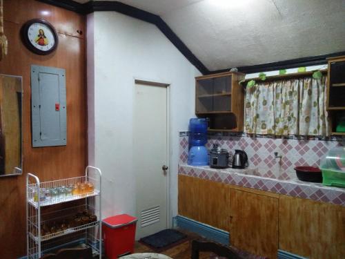 een keuken met een wastafel en een aanrecht bij Villa Corrales Homestay in Mambajao