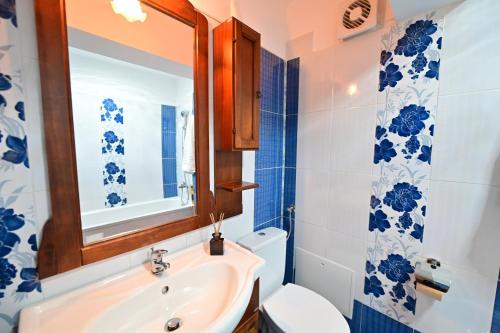 ein Badezimmer mit einem Waschbecken, einem WC und einem Spiegel in der Unterkunft Vacation Apartment with free parking in Sibiu