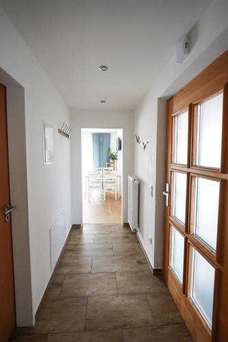 a hallway with a door and a room with a table at Ferienwohnung Lieblingsplatz in Traunstein