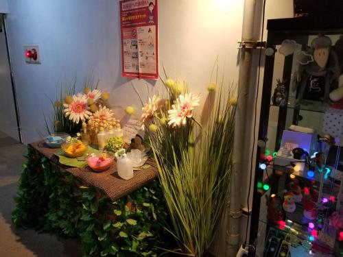 een tafel met bloemen en planten erop bij キャッスル24 in Hanno