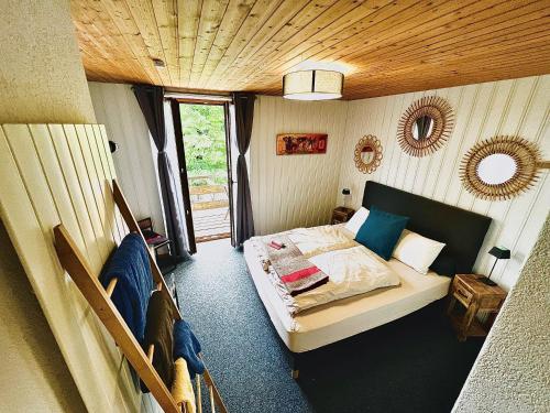 - une petite chambre avec un lit et une fenêtre dans l'établissement Hôtel Restaurant Les Cernets Swiss-Lodge SSH, à Les Verrières
