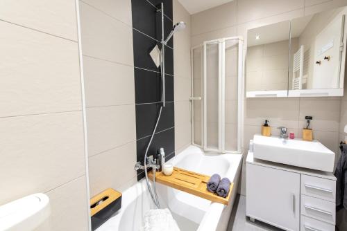 a bathroom with a tub and a sink and a toilet at 4-Zimmer Wohnung mit grandioser Aussicht in zentraler Lage in Hannover
