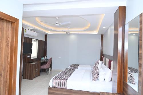 Postel nebo postele na pokoji v ubytování Hotel Vasdaa Grand