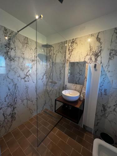 卡斯泰洛城的住宿－Agriturismo Il Sarale - Umbria，一间带水槽和玻璃淋浴的浴室
