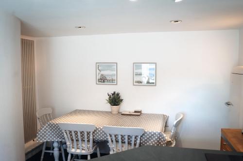 une salle à manger avec une table et des chaises dans l'établissement Unique 2 Bedroom Cottage in Fittie (Footdee), à Aberdeen