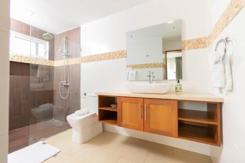 een badkamer met een wastafel, een douche en een toilet bij Amazing Ocean Front - 2 bedroom Apartment (117 sq meters) in Cabarete