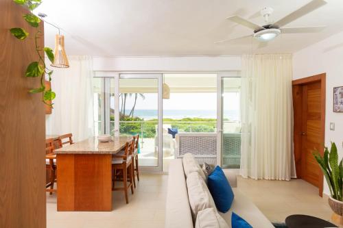Posezení v ubytování Amazing Ocean Front - 2 bedroom Apartment (117 sq meters)