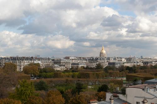 a view of a large city with buildings at Résidence Charles Floquet in Paris