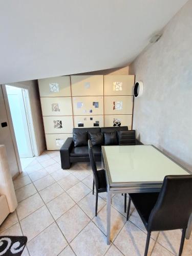 a living room with a couch and a table at Beinasco Apartment - Le Terrazze Palace in Beinasco