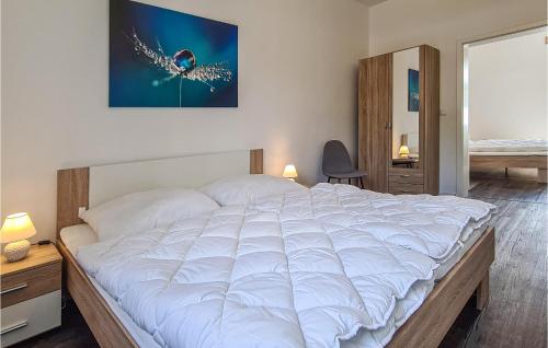 - une chambre avec un grand lit blanc dans l'établissement 2 Bedroom Awesome Apartment In Stralsund, à Stralsund