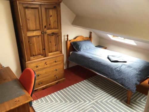 Кровать или кровати в номере 4-Bedroom House Close to Barnsley Centre