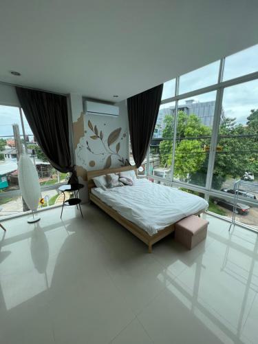 Кровать или кровати в номере The CHU cafe / guesthouse