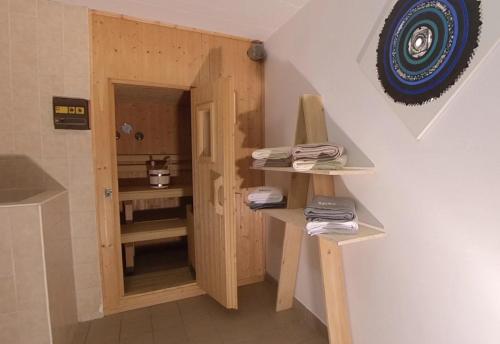 La salle de bains est pourvue d'une porte en bois et d'un lavabo. dans l'établissement Ferienhaus Maliet - Spacious Holiday Home with 4 Double Rooms, à Pany
