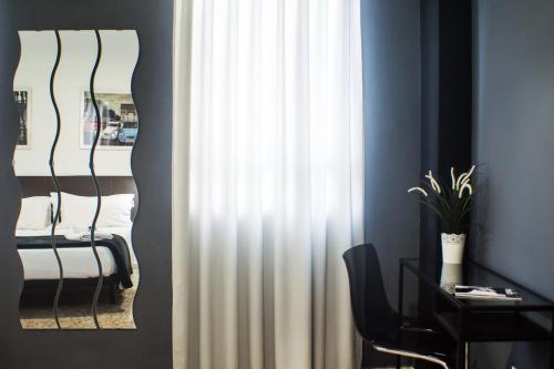 a room with a white curtain and a mirror at Quart Youth Hostel & Apartments in Valencia