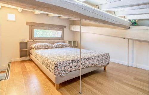 ein Schlafzimmer mit einem Bett in einem Zimmer in der Unterkunft Nice Home In Orte With Outdoor Swimming Pool, Internet And 2 Bedrooms in Orte
