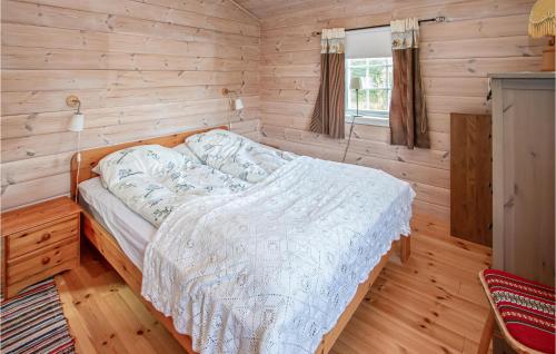 1 dormitorio con 1 cama en una habitación de madera en Cozy Home In Sykkylven With Kitchen en Sykkylven