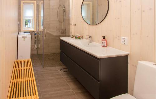 y baño con lavabo, ducha y espejo. en Cozy Home In Sykkylven With Kitchen en Sykkylven