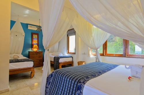 A bed or beds in a room at Villa Aquamarine