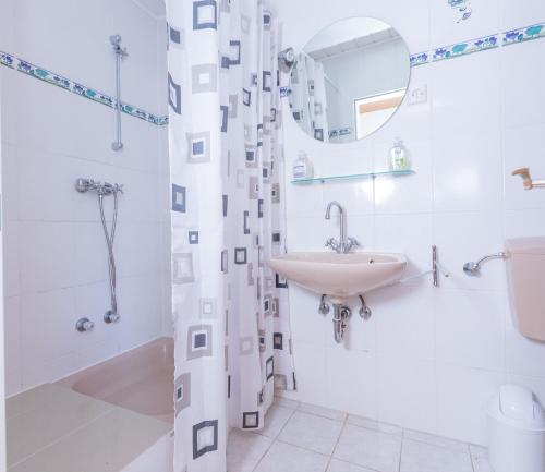 y baño blanco con lavabo y ducha. en Ringhaus - Home of Silver Arrows, en Nürburg
