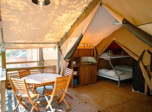 Postel nebo postele na pokoji v ubytování Aloha plage camping 4étoiles