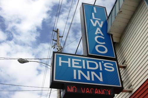 a sign for a hello inn on the side of a building at Heidi's Inn in Ilwaco