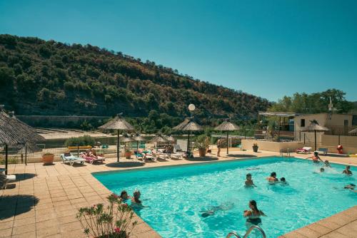 un groupe de personnes dans une piscine dans l'établissement camping aloha plage, à Sampzon