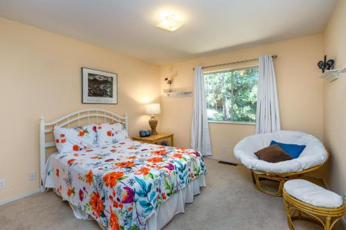 een slaapkamer met een bed, een raam en een stoel bij Casa Del Lago near Lake Lodge Beach in Groveland