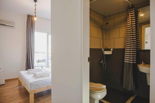 La salle de bains est pourvue de toilettes, d'un lavabo et d'une douche. dans l'établissement Belsun Hotel, à Beldibi