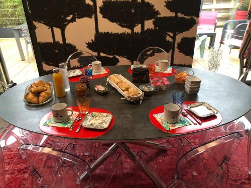 stół z jedzeniem i napojami na górze w obiekcie Chez Cathy et Léo w mieście Dinan