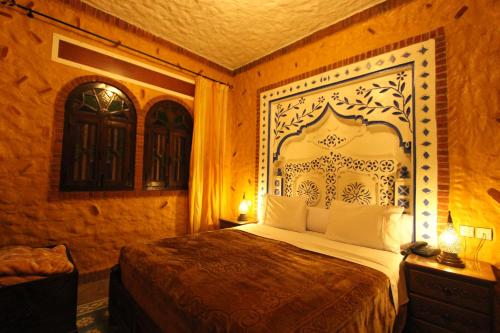 a bedroom with a large bed in a room at Résidence Hoteliére Chez Aziz in Chefchaouene