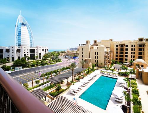 Θέα της πισίνας από το Stunning, Upgraded 2-BR Apartment in Lamtara 2 MJL Burj Al Arab View ή από εκεί κοντά