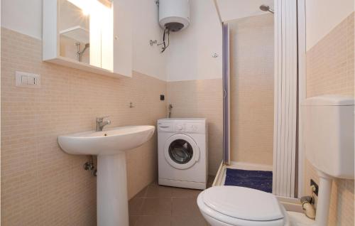 y baño con lavamanos y lavadora. en Pet Friendly Apartment In Marina Di Strongoli With Wifi, en Marina di Strongoli