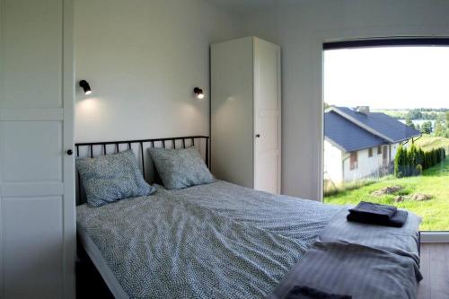 1 dormitorio con cama y ventana grande en Rospuda B, 