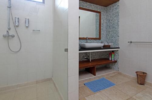 A bathroom at Villa Aquamarine