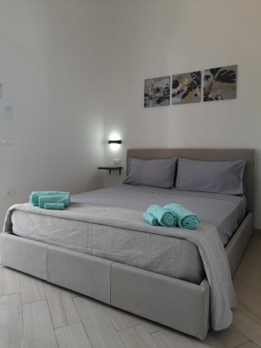 ein Schlafzimmer mit einem großen Bett mit zwei Handtüchern darauf in der Unterkunft Emir Rooms in Posada