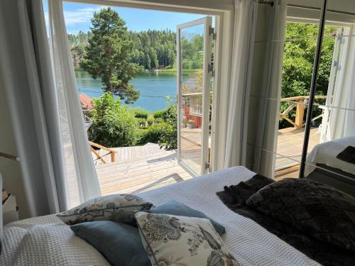 1 dormitorio con cama y vistas al agua en Exclusive guesthouse with stunning Seaview! en Värmdö