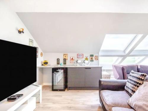 Televisyen dan/atau pusat hiburan di Tigh Na Mhor , Hot Tub , Games Room , 5 Bedroom ,Sleeps 13 , Large Villa