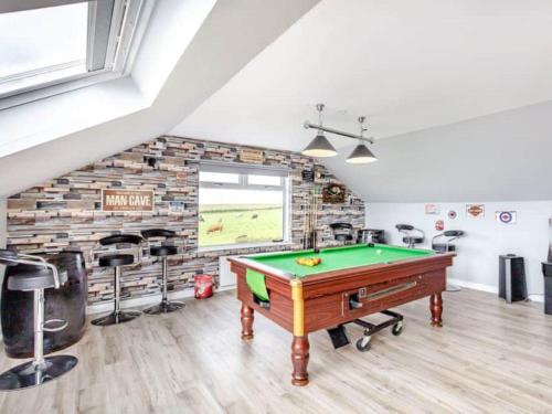 Meja biliard di Tigh Na Mhor , Hot Tub , Games Room , 5 Bedroom ,Sleeps 13 , Large Villa