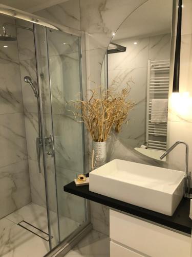 A bathroom at Longbeachvillas 2 Thesia beachfront villa