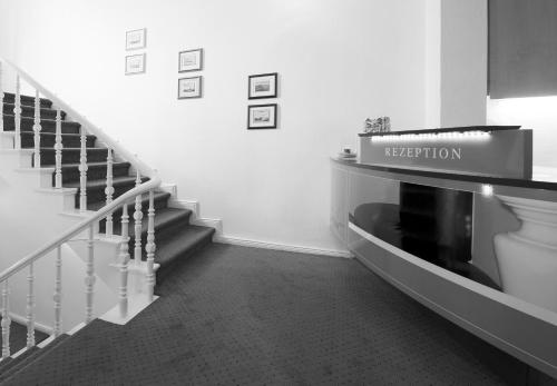 einen Flur mit einer Treppe mit einem Eignungszeichen drauf in der Unterkunft Hotel Keil in Wilhelmshaven
