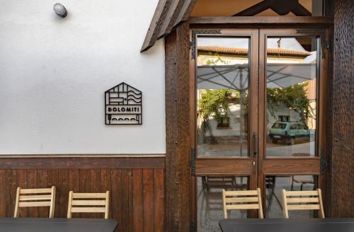 カステルメッツァーノにあるHotel Dolomitiの建物脇の看板のあるレストラン
