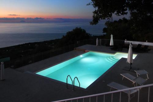 una piscina con vista sull'oceano di DAMMUSO private villa with infinity pool & seaview a Santo Stefano di Camastra