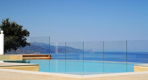 サント・ステーファノ・ディ・カマストラにあるDAMMUSO private villa with infinity pool & seaviewの海の景色を望むスイミングプール