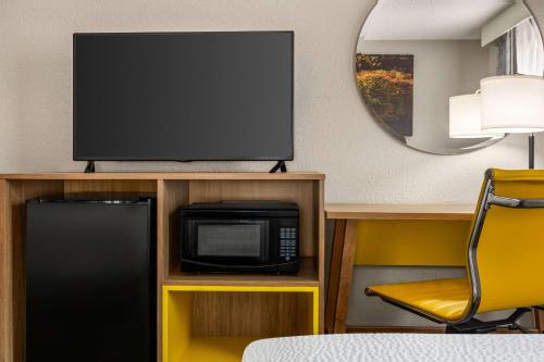 TV a/nebo společenská místnost v ubytování Days Inn by Wyndham Demopolis