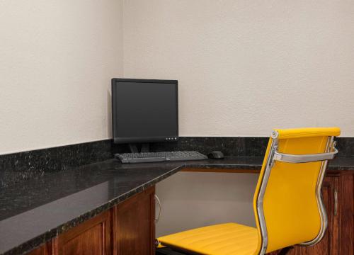 TV a/nebo společenská místnost v ubytování Days Inn by Wyndham Demopolis