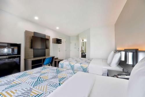 pokój hotelowy z 2 łóżkami i telewizorem z płaskim ekranem w obiekcie Motel 6-Benbrook, TX - Fort Worth w mieście Benbrook