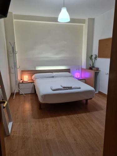 Habitación con baño privado- En casa familiar Beatriz, Valencia