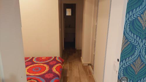 przedpokój z pokojem w obiekcie Le Dessous des berges w Paryżu