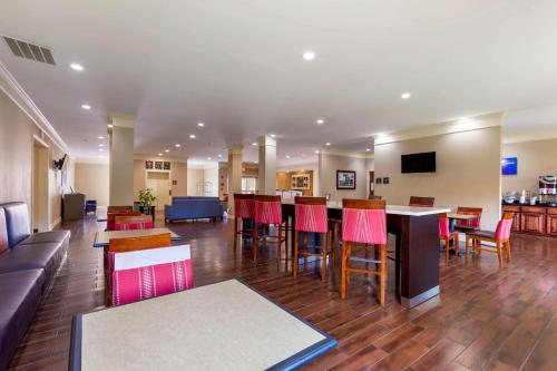 Μια τηλεόραση ή/και κέντρο ψυχαγωγίας στο Comfort Inn Huntsville Research Park